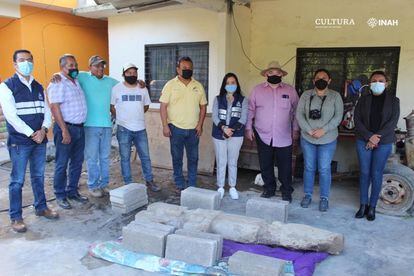 A família de César Cabrera e a arqueóloga María Eugenia Maldonado Vite com a escultura achada em Hidalgo Amajac, em janeiro de 2021. 