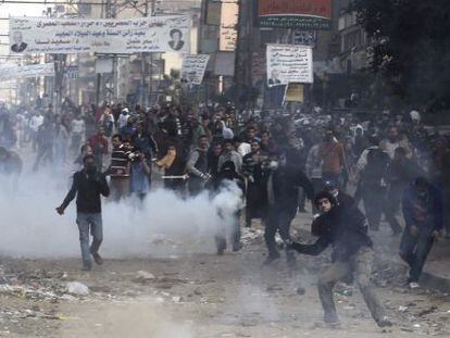 Manifestantes islâmicos lançam pedras e outros objetos contra os policiais anti-distúrbios durante confrontos no Cairo (Egito).