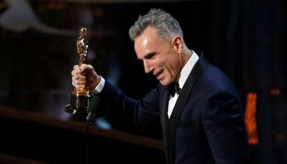 Daniel Day-Lewis recebe o Oscar pelo filme “Lincoln”.