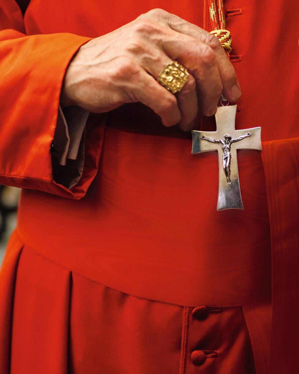 O arcebispo de Madrid,Carlos Osoro, com a roupa de gala de cardeal e o anel de príncipe da Igreja, presente do Papa.