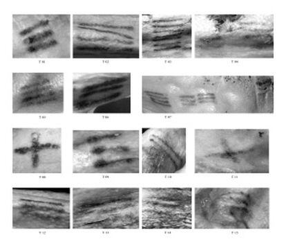 Fotografias das tatuagens de Ötzi, em sua maioria sulcos paralelos ao corpo, com exceção de dois casos com aparência de cruz.