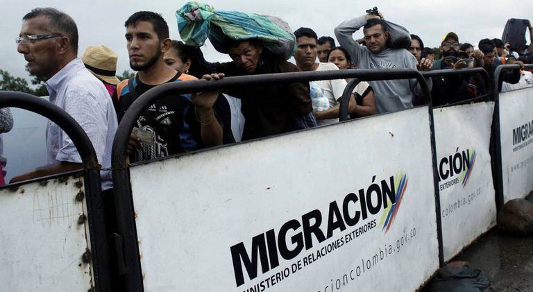 Venezuelanos cruzam a ponte Simón Bolívar na fronteira com a Colômbia.