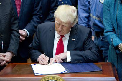 Trump assina ordem executiva para reduzir regulamentações.
