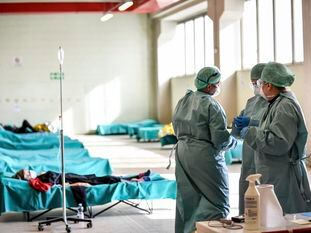 Equipe médica na Itália.