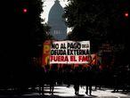 Manifestantes marchan el miércoles 12 de febrero contra la presencia de una misión del FMI en Buenos Aires.