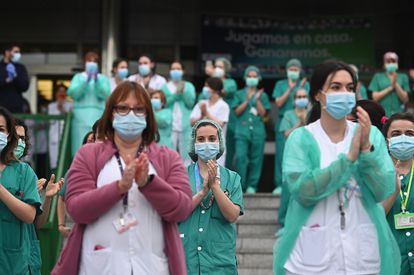 Profissionais de saúde de Madri agradecem, em 20 de abril, os aplausos populares por seu trabalho na luta contra o coronavírus.