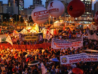 Milhares de manifestantes no Largo da Batata, em São Paulo, em protesto com o projeto que amplia a possibilidade de terceirização.