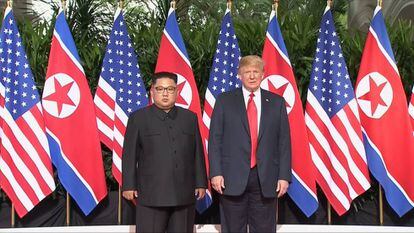 Kim Jong-un e Trump posam para foto histórica.