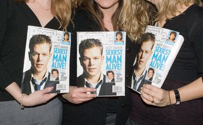 Três mulheres seguram em suas mãos três exemplares da People com Matt Damon na capa, quando foi eleito o “homem vivo mais sexy” 2007.