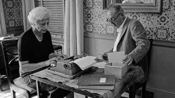 Vladimir Nabokov dita suas notas para sua esposa, Vera, Ithaca (Nova York) em 1977