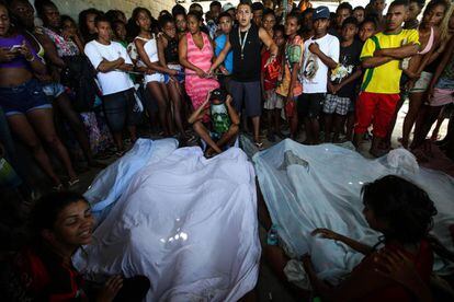 Moradores da Cidade de Deus frente os sete corpos encontrados na mata da favela.