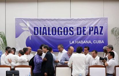 Iván Márquez e De la Calle dão-se as mãos diante do chanceler cubano, Bruno Rodríguez