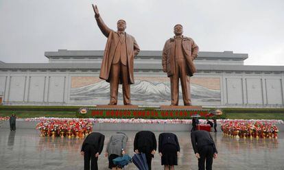 Cidadãos norte-coreanos prestam homenagem diante das estátuas de Kim Il-sung e Kim Jong-Il em Pyongyang.