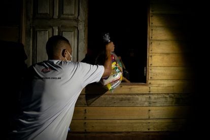 Durante a crise do apagão de energia no estado do Amapá e a pandemia de Coronavirus, moradores da Baixada Pará, em Macapá, se organizam para suprir as necessidades básicas e as demandas da favela.