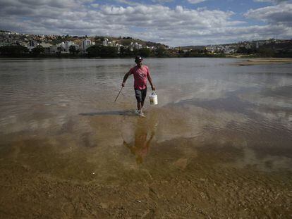 Roberto Carlos, morador de Colatina, não sabe ao certo se a água está contaminada, mas voltou a pescar.