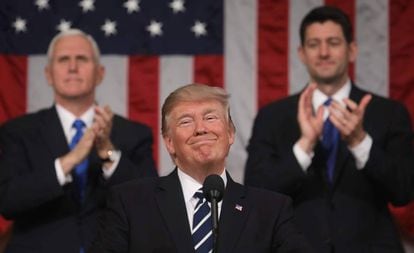 O presidente Trump sorri na presença do seu vice, Mike Pence, e do presidente da Câmara de Deputados, Paul Ryan.