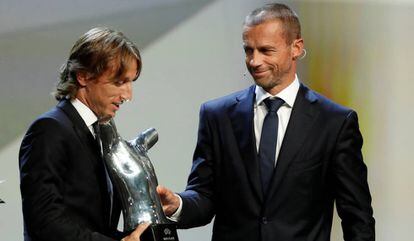 O croata recebeu o prêmio de melhor jogador da temporada europeia.