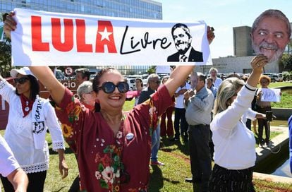 Manifestantes pedem a libertação do ex-presidente Lula nesta segunda, em Brasília. 