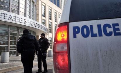 Policiais em frente a tribunal do Brooklyn para onde dois dos três detidos foram levados.