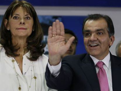 Zuluaga e Marta Lucía Ramírez na assinatura do 'Compromisso pela Colômbia'.