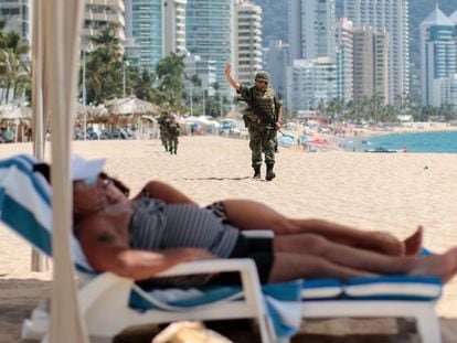 Militares patrulham uma praia de Acapulco.