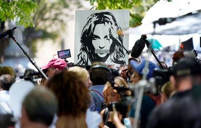 Fãs da cantora Britney Spears se manifestam do lado de fora do tribunal de Los Angeles.