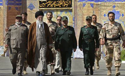 O líder supremo iraniano, o aiatolá Ali Khamenei, com vários comandantes militares, em uma cerimônia de formatura em Teerã.