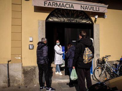 Moradores em uma farmácia em Codogno, Itália.