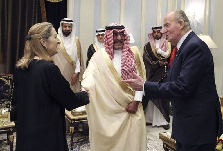 Juan Carlos (à dir.) e o príncipe saudita Muqrin bin Abdulaziz Al Saud.