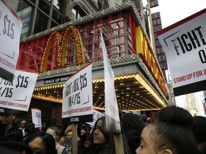 Trabalhadores do McDonald’s reclamam salários mais altos diante de um restaurante da rede em Nova York.