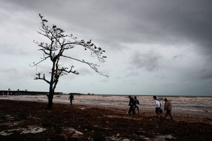 Moradores abandonam suas casas após a passagem do furacão Iota em Bilwi, Nicarágua, em 17 de novembro de 2020.