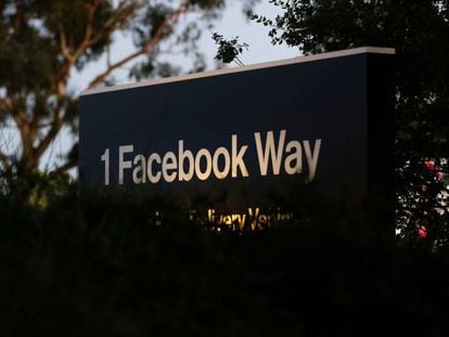 Placa de rua junto à sede do Facebook, em Menlo Park (Califórnia).