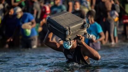 Imigrantes cruzam rio do Texas para o México para evitar serem deportados pelas autoridades dos EUA.