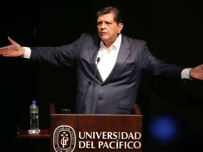 O ex-presidente do Peru Alan García expõe seu plano de governo contra a corrupção na campanha eleitoral de janeiro em Lima.