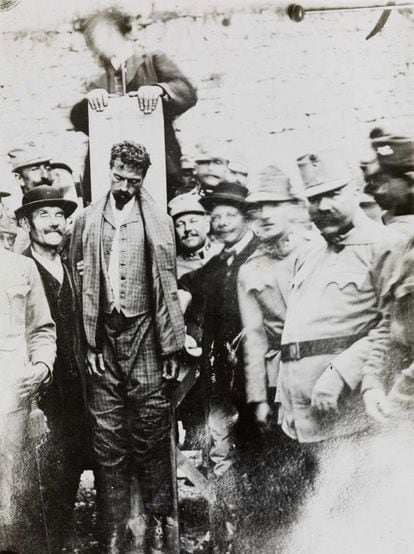 Foto da execução do patriota italiano Cesare Battisti em 16 de junho de 1916, em Trento, no norte da Itália.