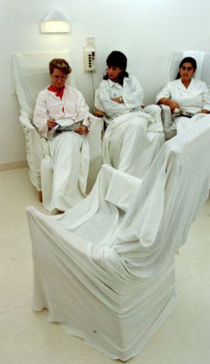Mulheres participam de sessão de tratamento contra a depressão no hospital St. Goran, em Estocolmo.