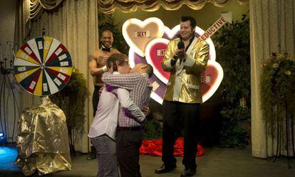 Alexander e Jeffrey se beijam durante a cerimônia, celebrada por um cover de Elvis Presley.