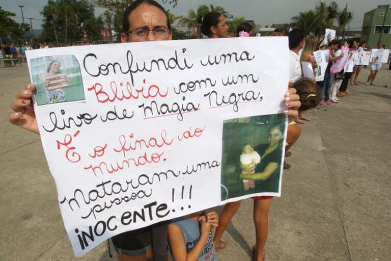 Amigos de Fabiane protestam contra o seu linchamento. / Agência O Globo