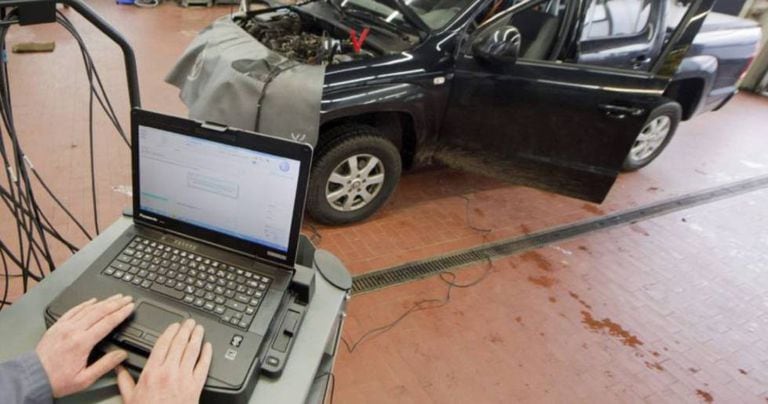 Mecânico em Hannover, na Alemanha, faz testes em carro.