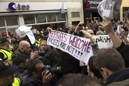 Um grupo de jovens manifesta-se contra a visita do líder ultraderechista Geert Wilders a Heerlen.