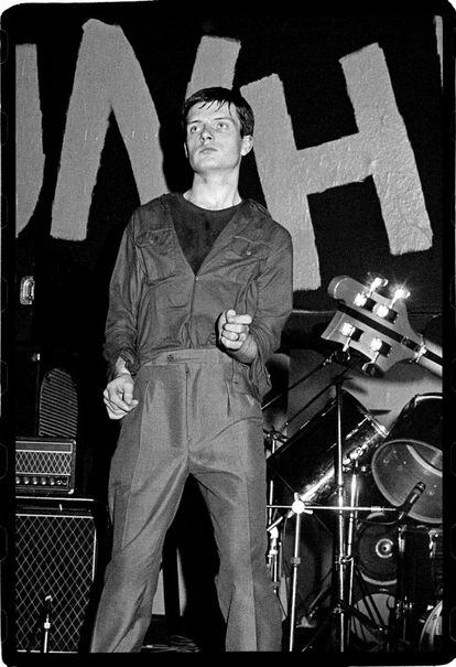 Deprimido, atormentado e genial. Ian Curtis (1956-1980) foi o líder da banda inglesa que, com apenas dois discos ('Unknown Pleasures', de 1979, e 'Closer', de 1980) lançou as bases do pop alternativo dos anos oitenta: tchau, ira; olá, introspecção. Curtis tirou a própria vida (se enforcou) em 18 de maio de 1980, e seu grupo se reconfigurou para dar origem ao New Order, um dos mais importantes da história do pop. Seu legado ficou em dezenas de livros e filmes que lhe prestam homenagem. Tinha só 23 anos.