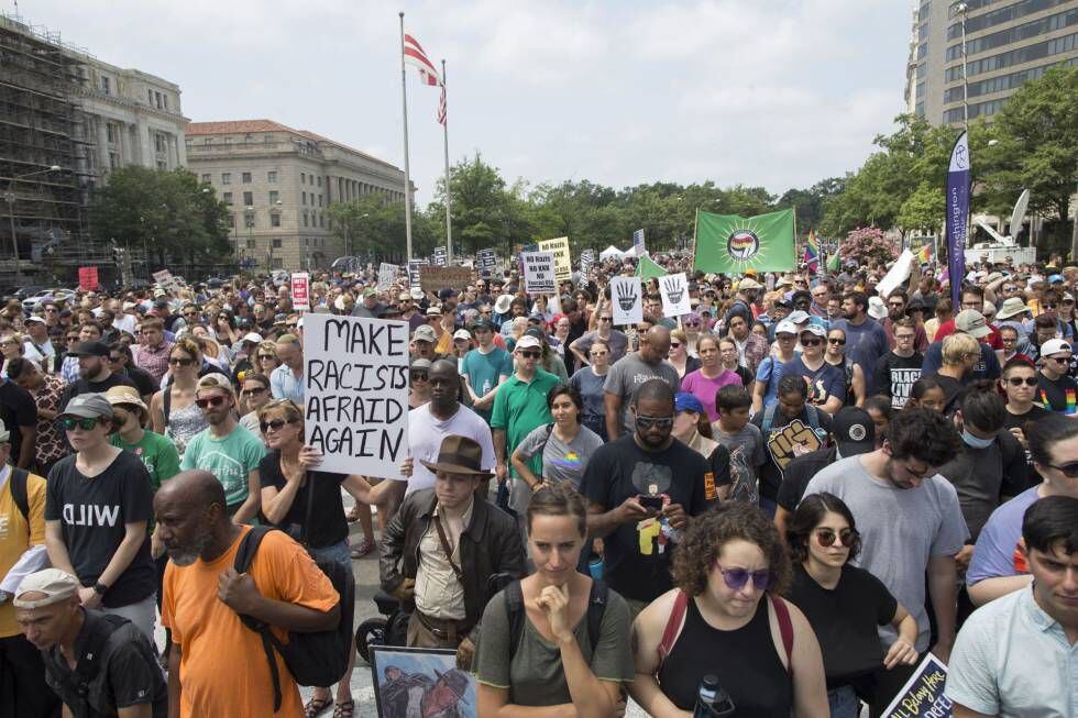 Manifestantes contrários aos grupos de extrema direita, neste domingo, em Washington.