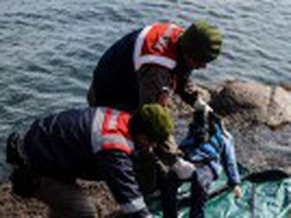Outros 75 imigrantes em fuga da guerra síria foram resgatados após o afundamento da embarcação que seguia para a Grécia