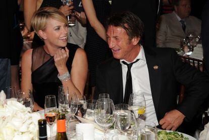 Charlize Theron e Sean Penn na gala beneficente do ator pelo Haiti, sábado.