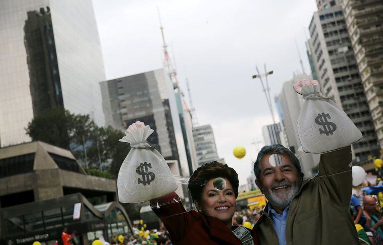 Cartaz com imagens de Dilma e Lula durante o protesto do dia 13 de março.