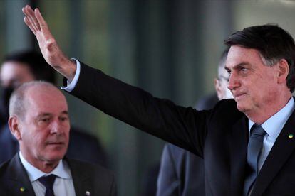 Bolsonaro com Fernando Azevedo ao fundo no dia 8 de maio de 2020.