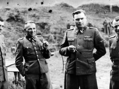 À esquerda, Josef Mengele (1911-1979).