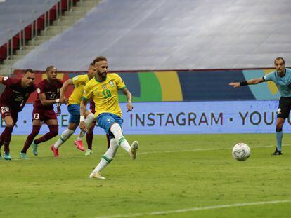 Neymar fez o segundo gol cobrando pênalti.