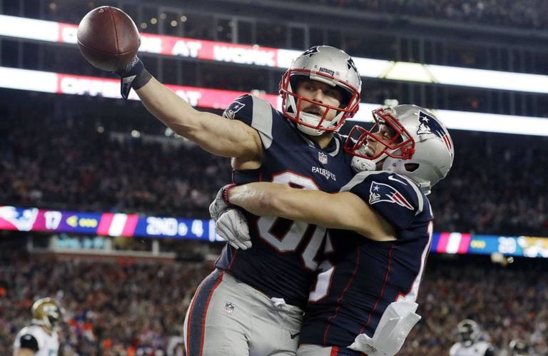 Amendola comemora um touchdown para o New England Patriots com Hogan.