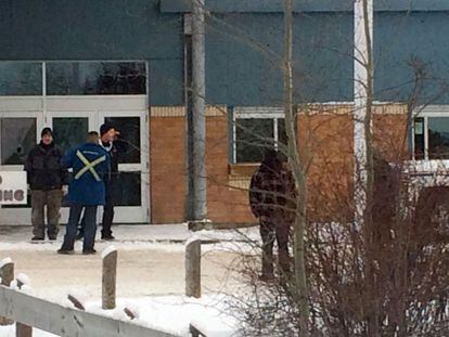 Autoridades protegem a escola de La Loche, no Canadá.